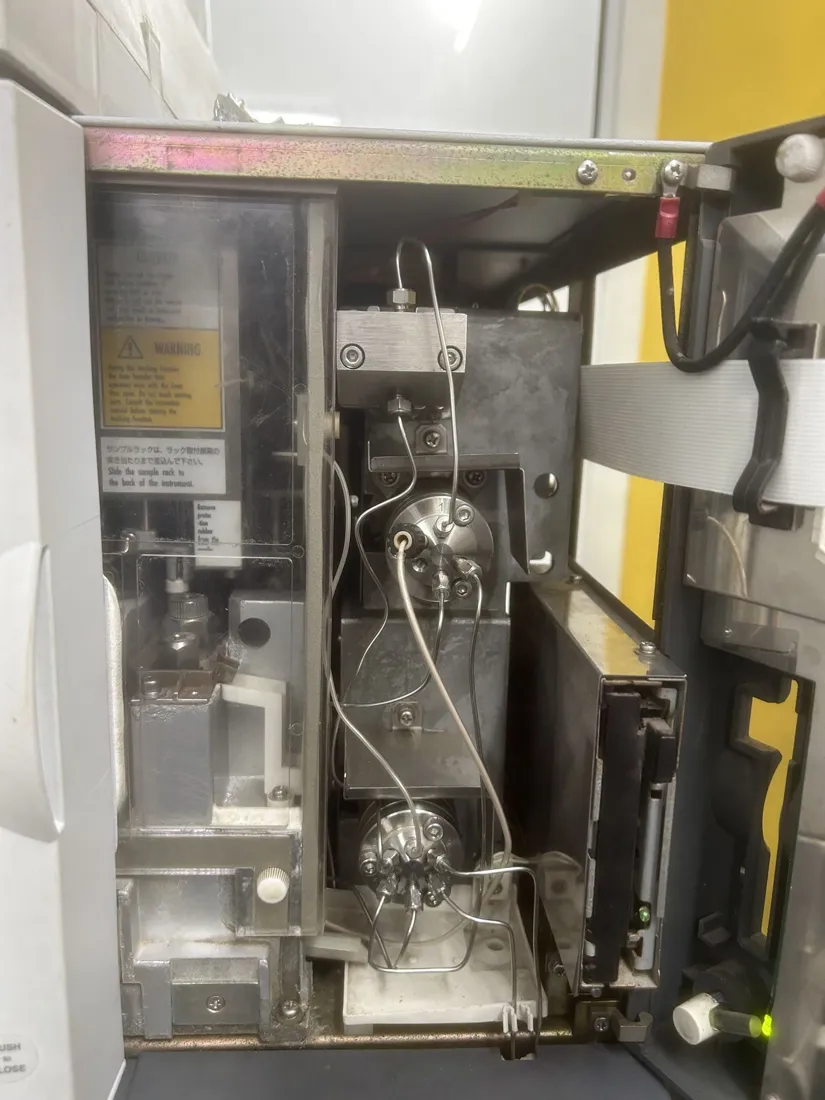 Open autosampler compartment of the LC-2010CHT showing the injection valve, needle and sample loop.